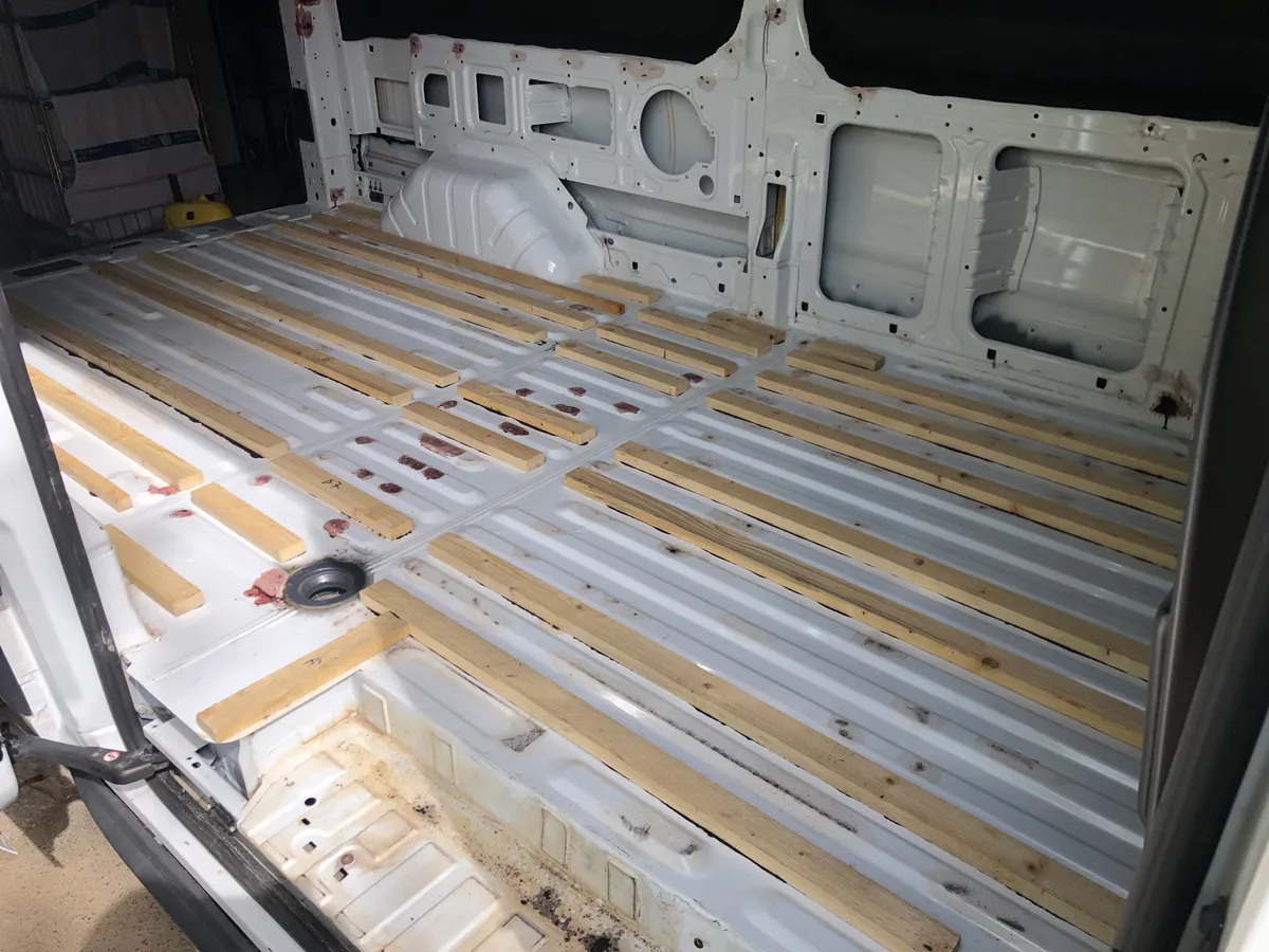 Dachlatten mit der Karosserie verklebt.