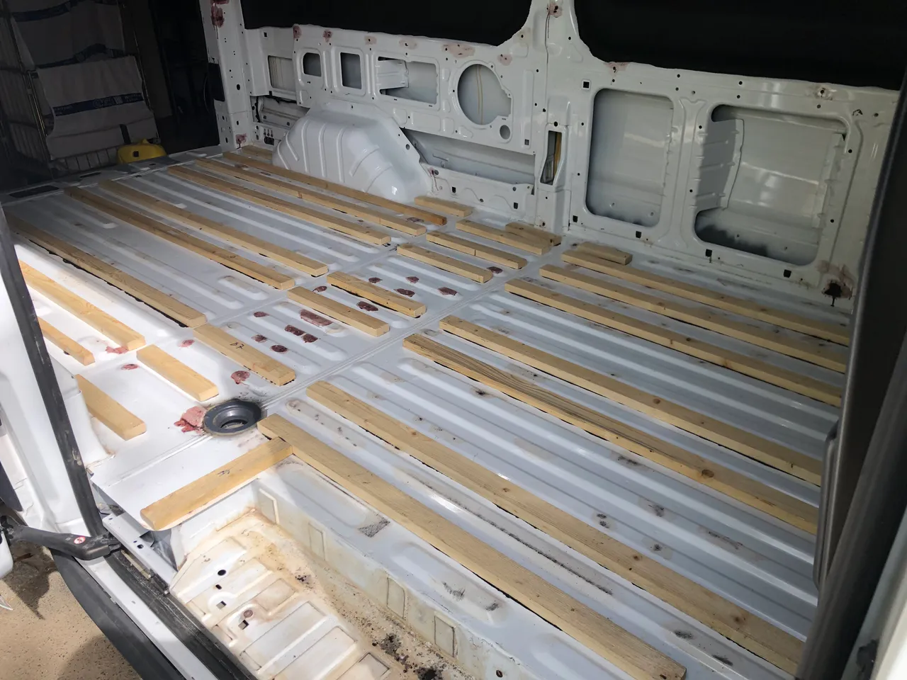 Dachlatten mit der Karosserie verklebt.