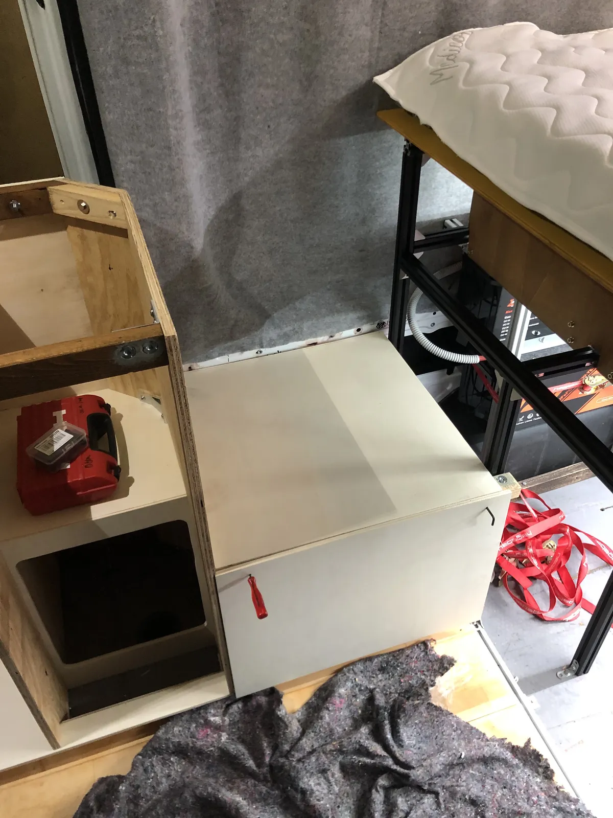 Die Kühlbox versteckt sich unter einer der Sitzbänke