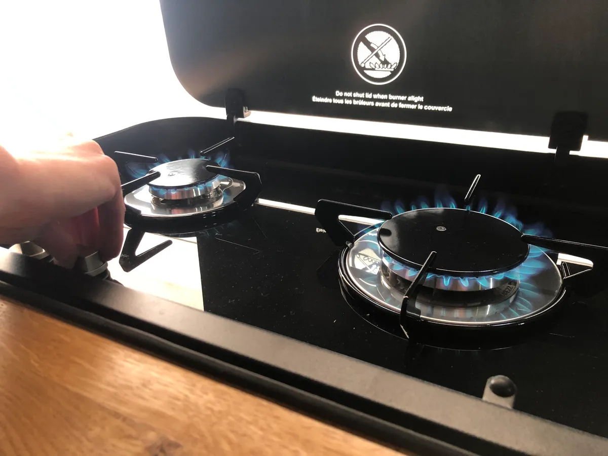 Das Gaskochfeld hat zwei Flammen