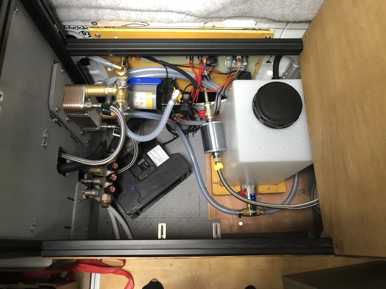 Ein Blick auf die Leitungsführung für unser Warmwassersystem