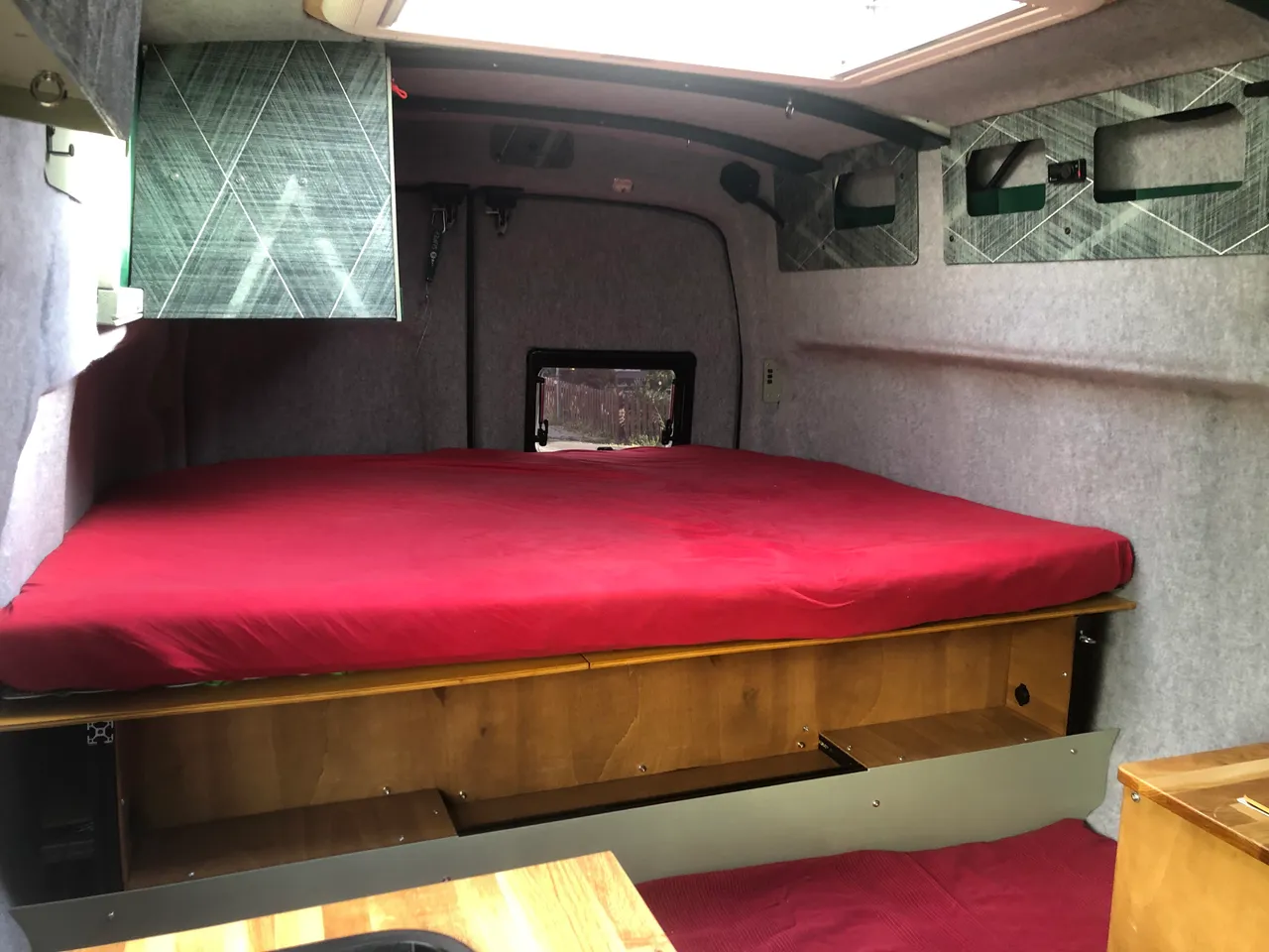 Unser Bett besteht aus einer Unterkonstruktion aus Aluprofilen, einer Holzplatte und einer selbstgeschneiderten Matraze