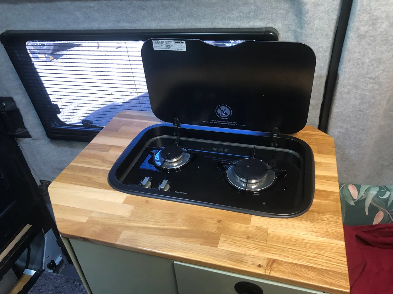 Unser Küchenblock mit Zweiflammen-Gasherd