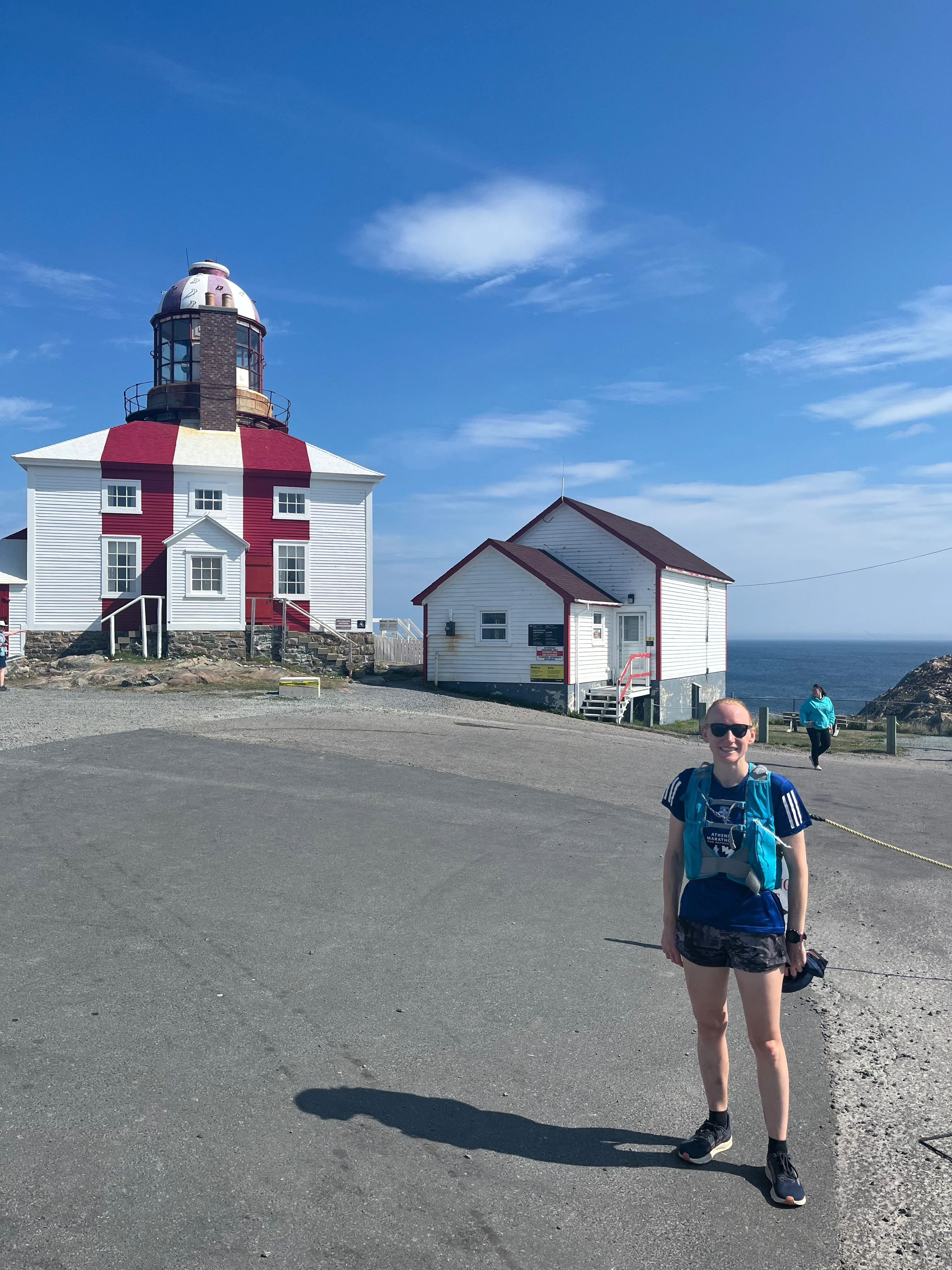 Kirsten vor dem Leuchtturm