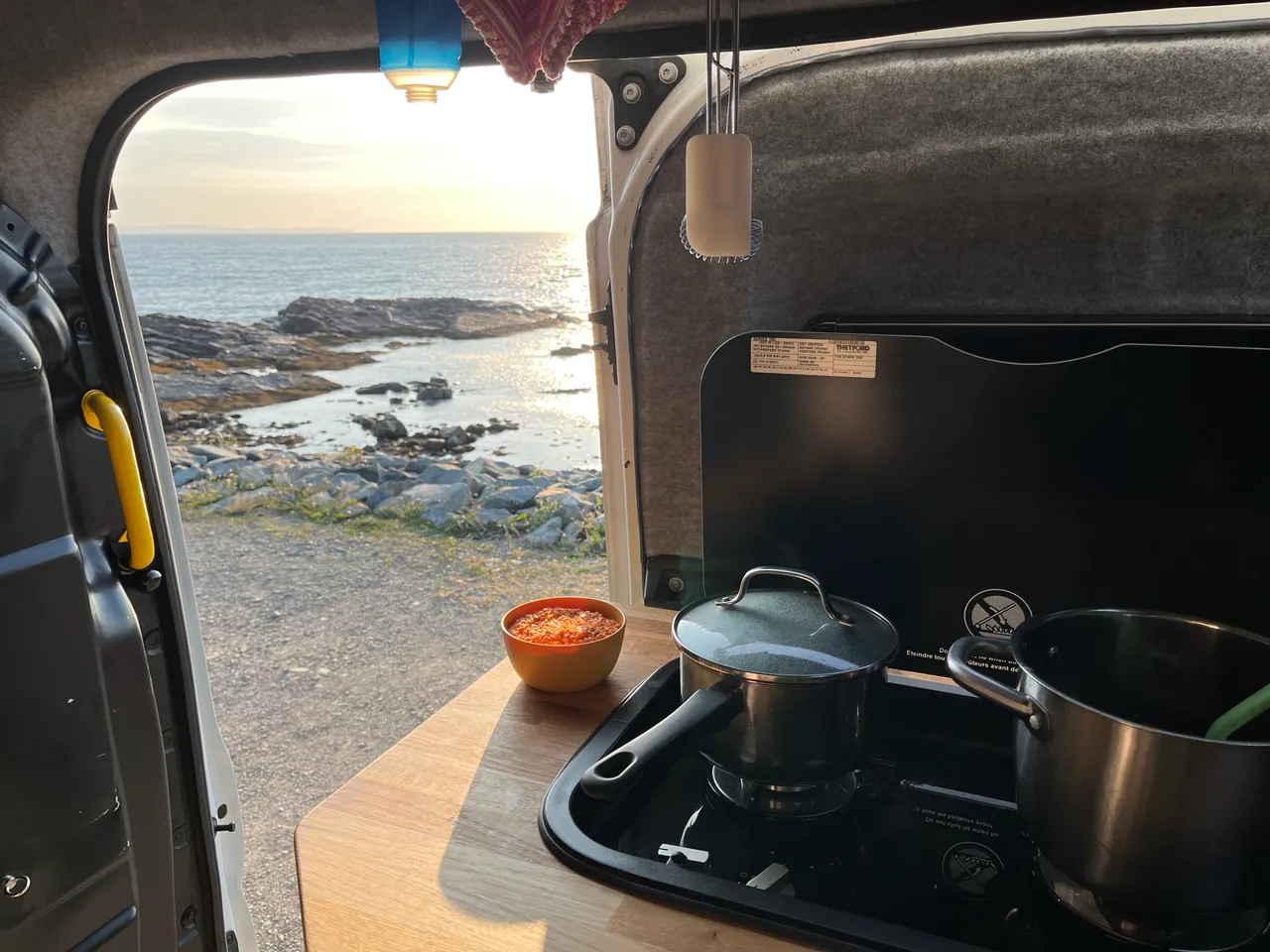 Kochen mit Ausblick im Camper